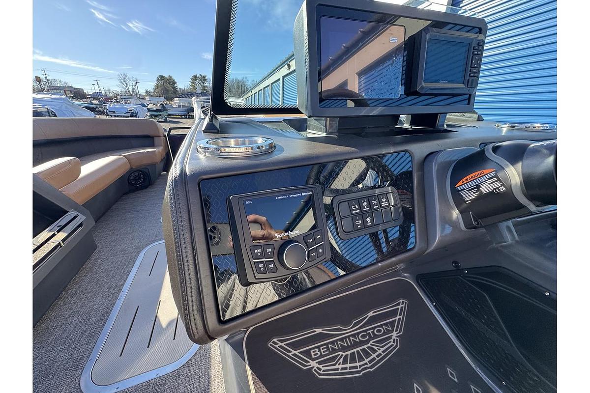 2025 Bennington 24 M Swingback
