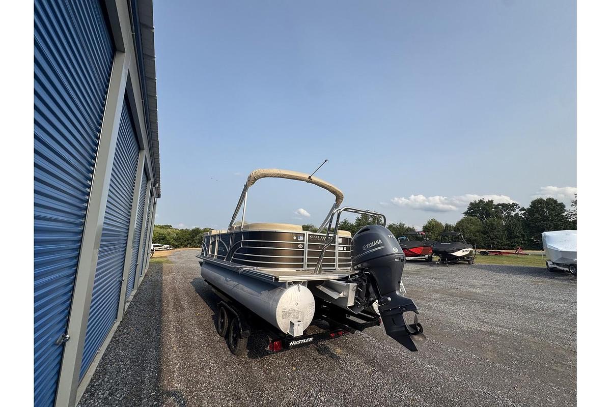 Used 2017 Sylvan Mirage Cruise 8522 LZ