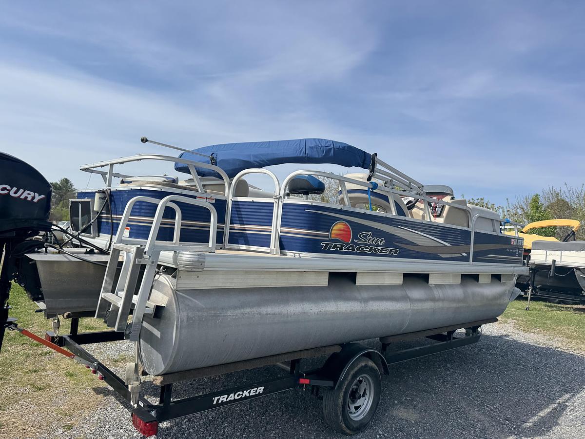Used Sun Tracker 20 DLX Fishing Barge
