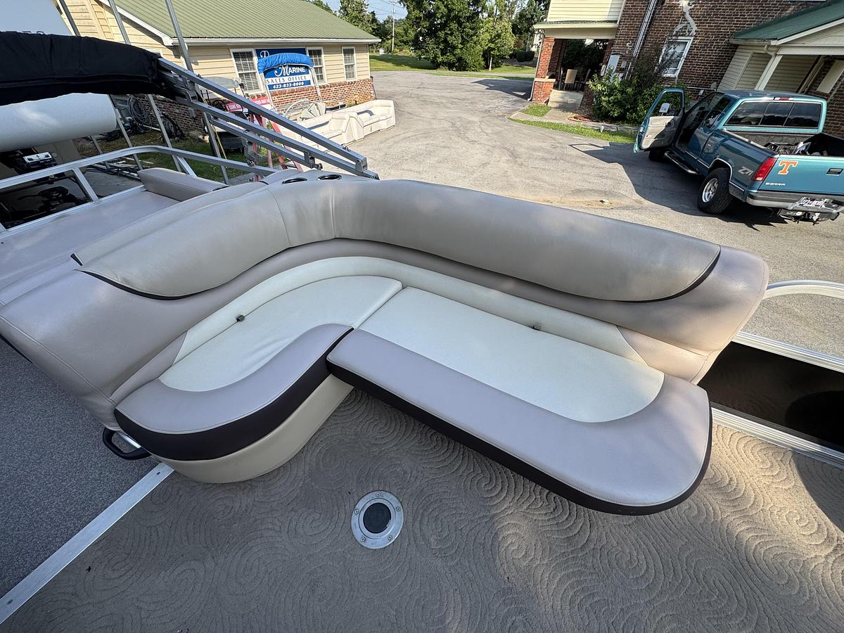 Used 2015 Sun Tracker Party Barge 22 DLX