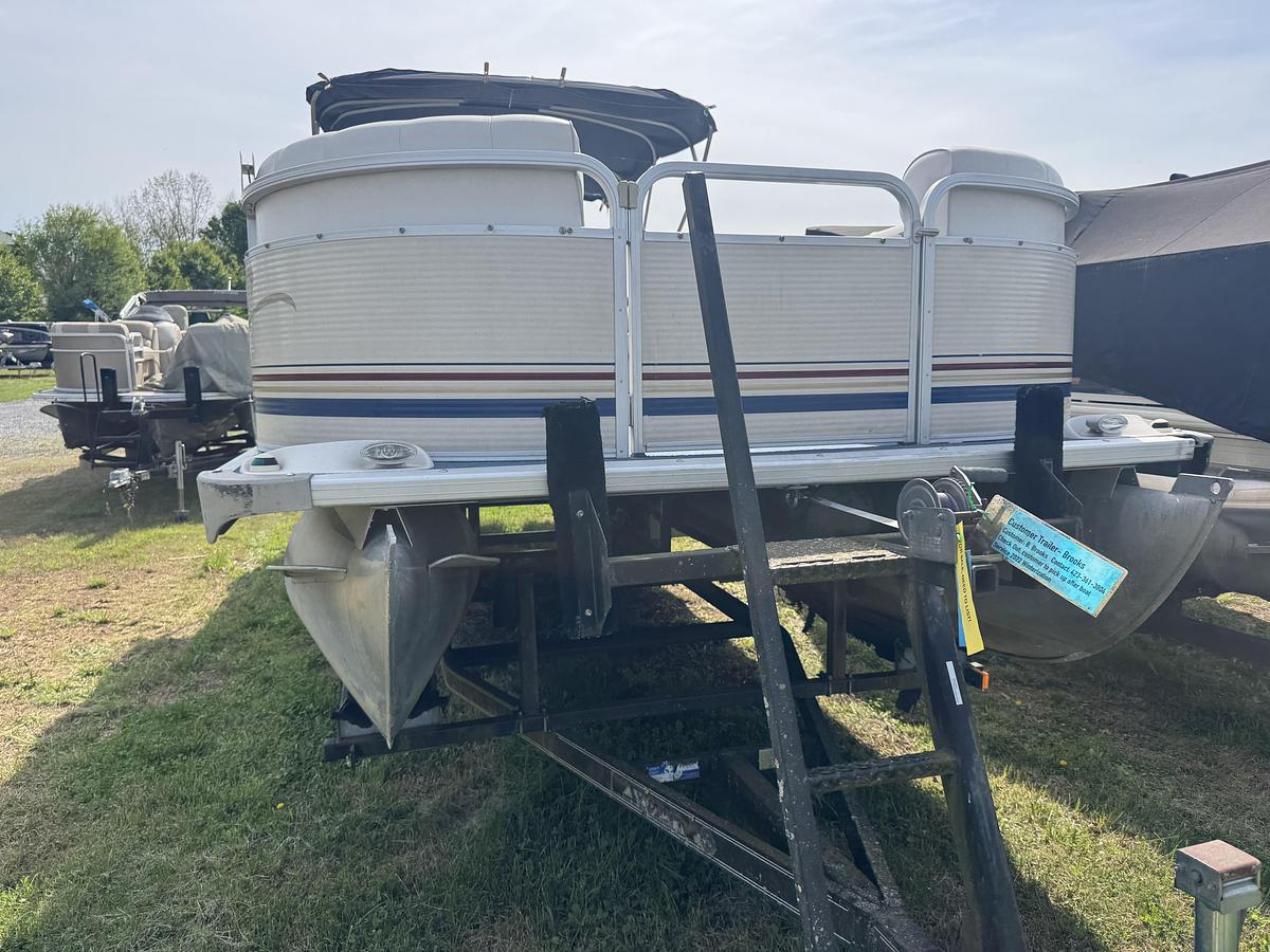 Used 2001 Sylvan Capri 8526