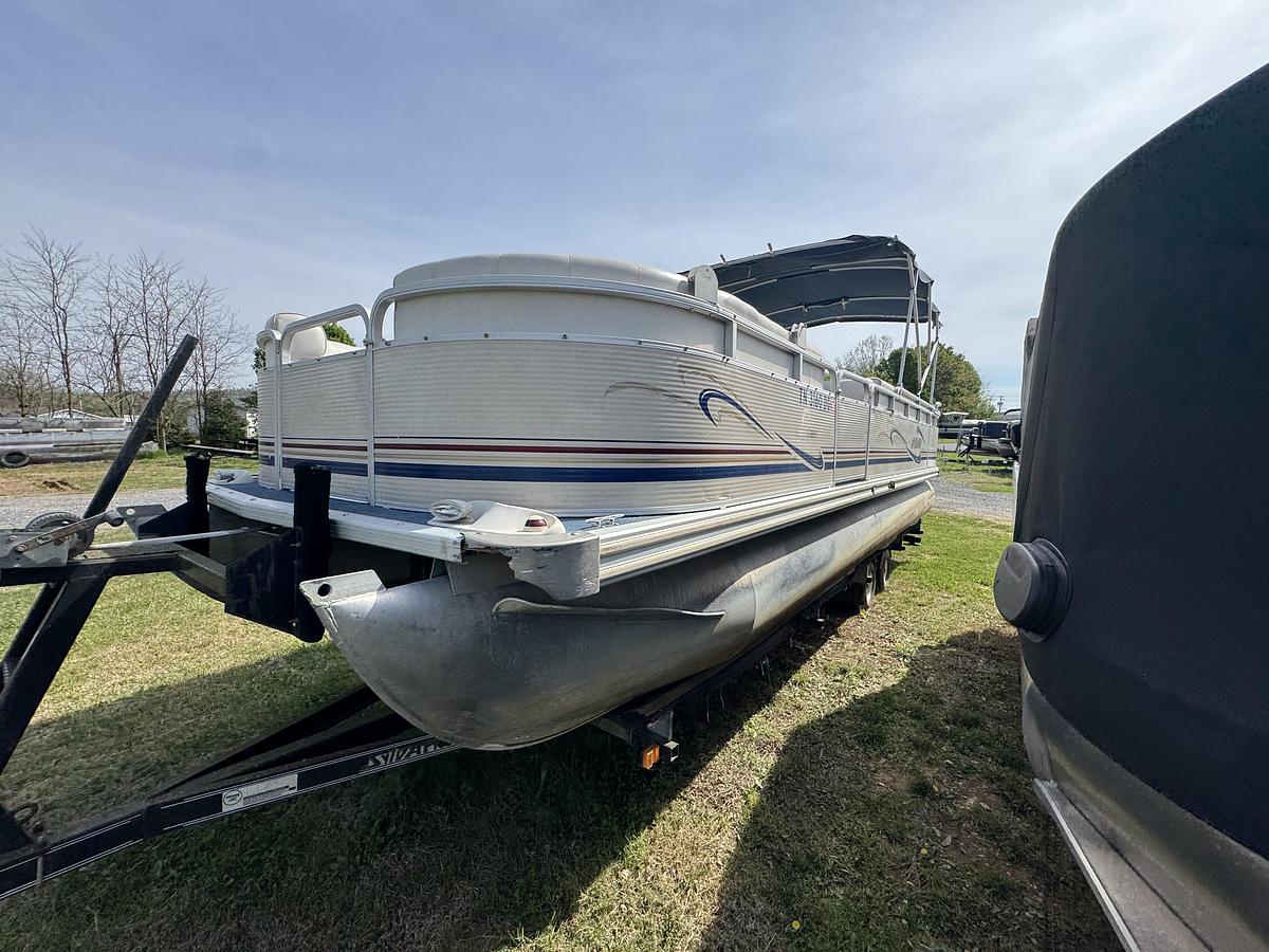 Used 2001 Sylvan Capri 8526