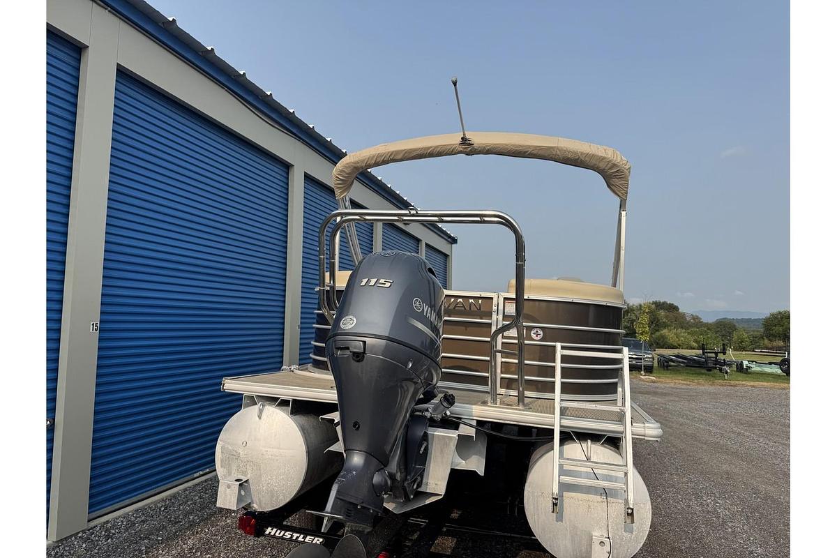 Used 2017 Sylvan Mirage Cruise 8522 LZ