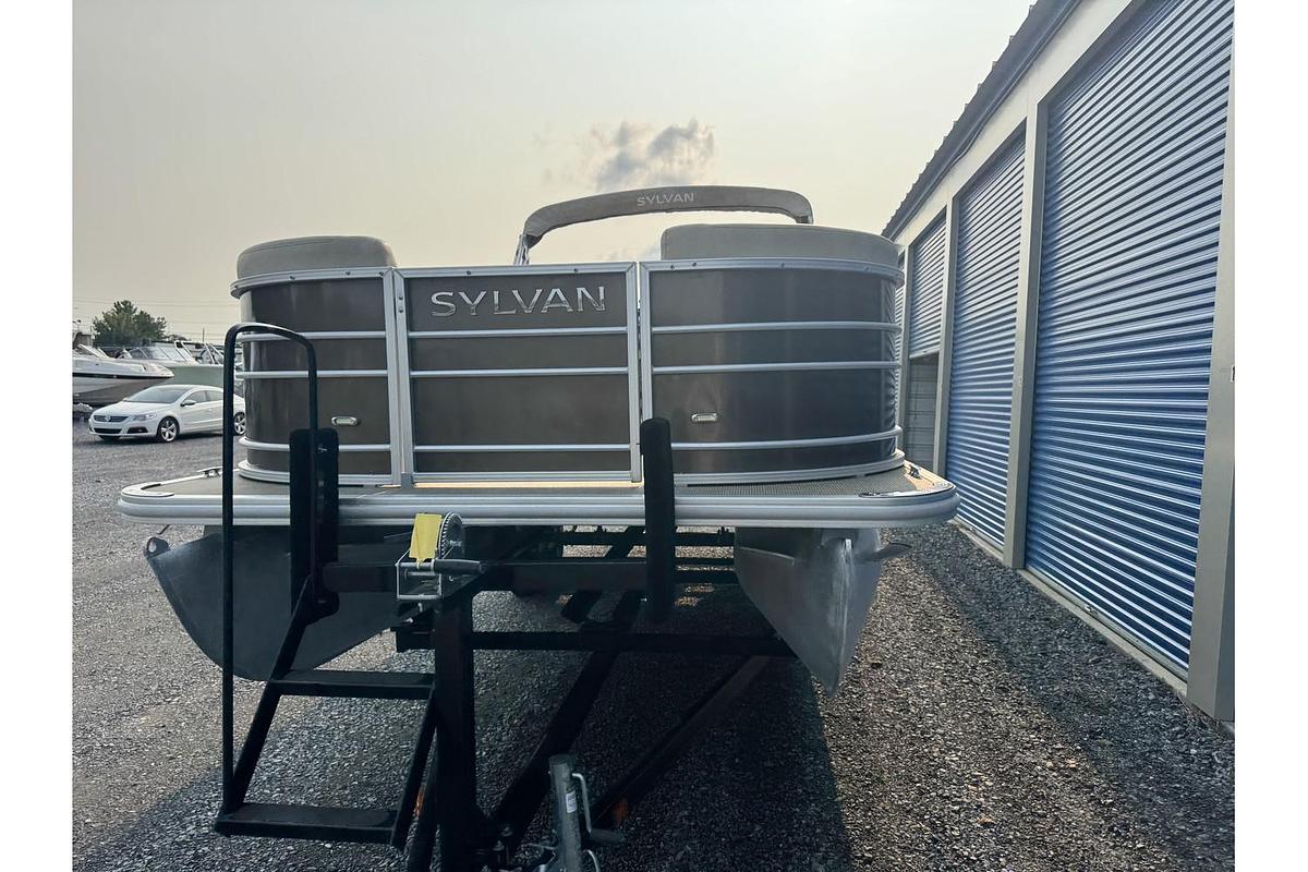 Used 2017 Sylvan Mirage Cruise 8522 LZ