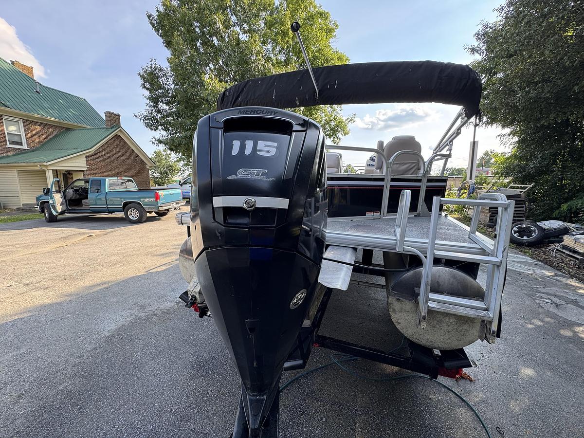 Used 2015 Sun Tracker Party Barge 22 DLX