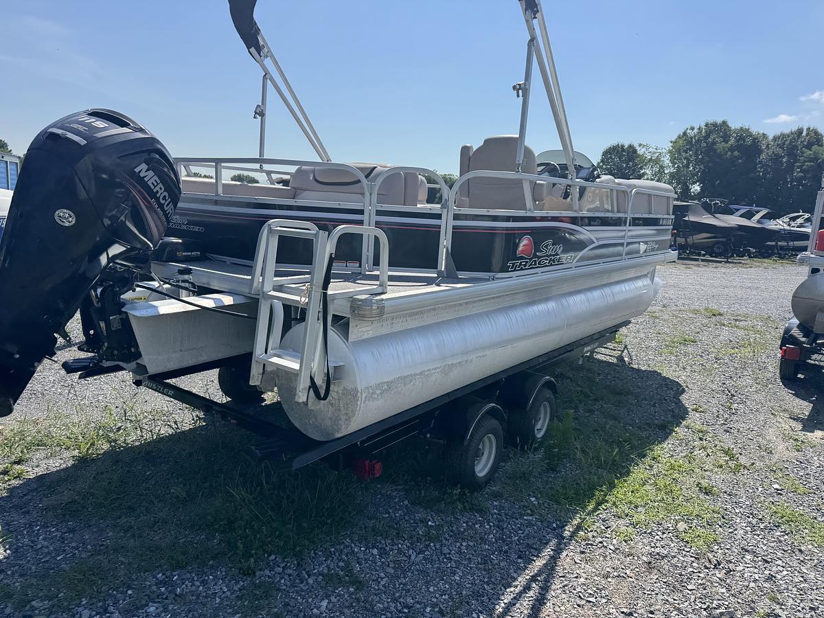 Used 2015 Sun Tracker Party Barge 22 DLX