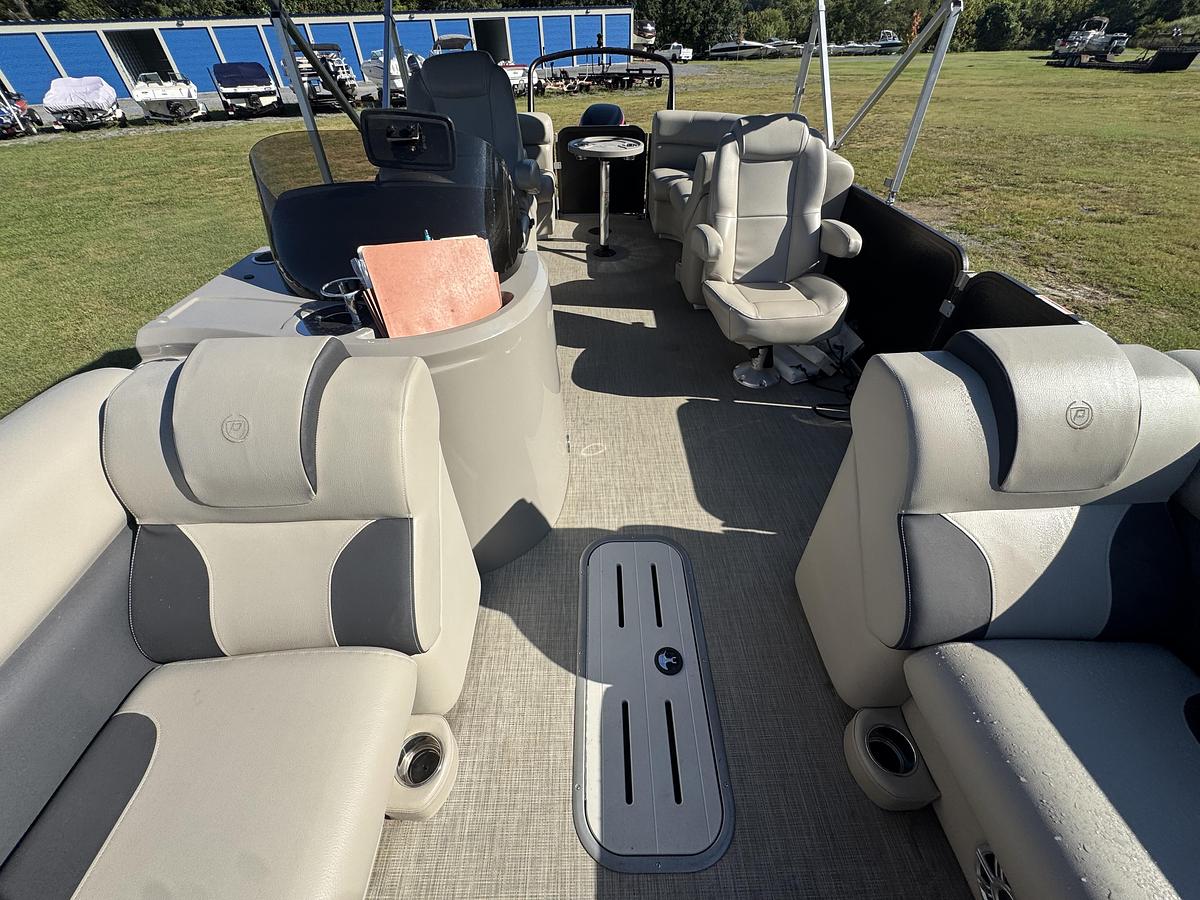 Used 2020 Premier 220 SunSpree RF