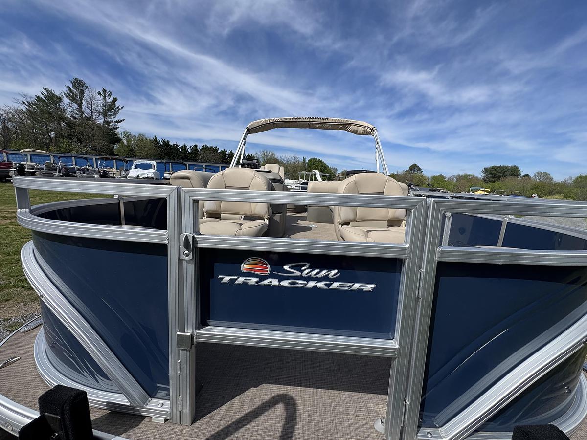 Used Sun Tracker 20 DLX Fishing Barge