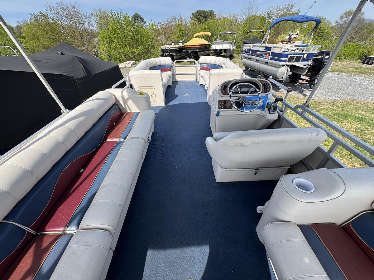 Used 2001 Sylvan Capri 8526