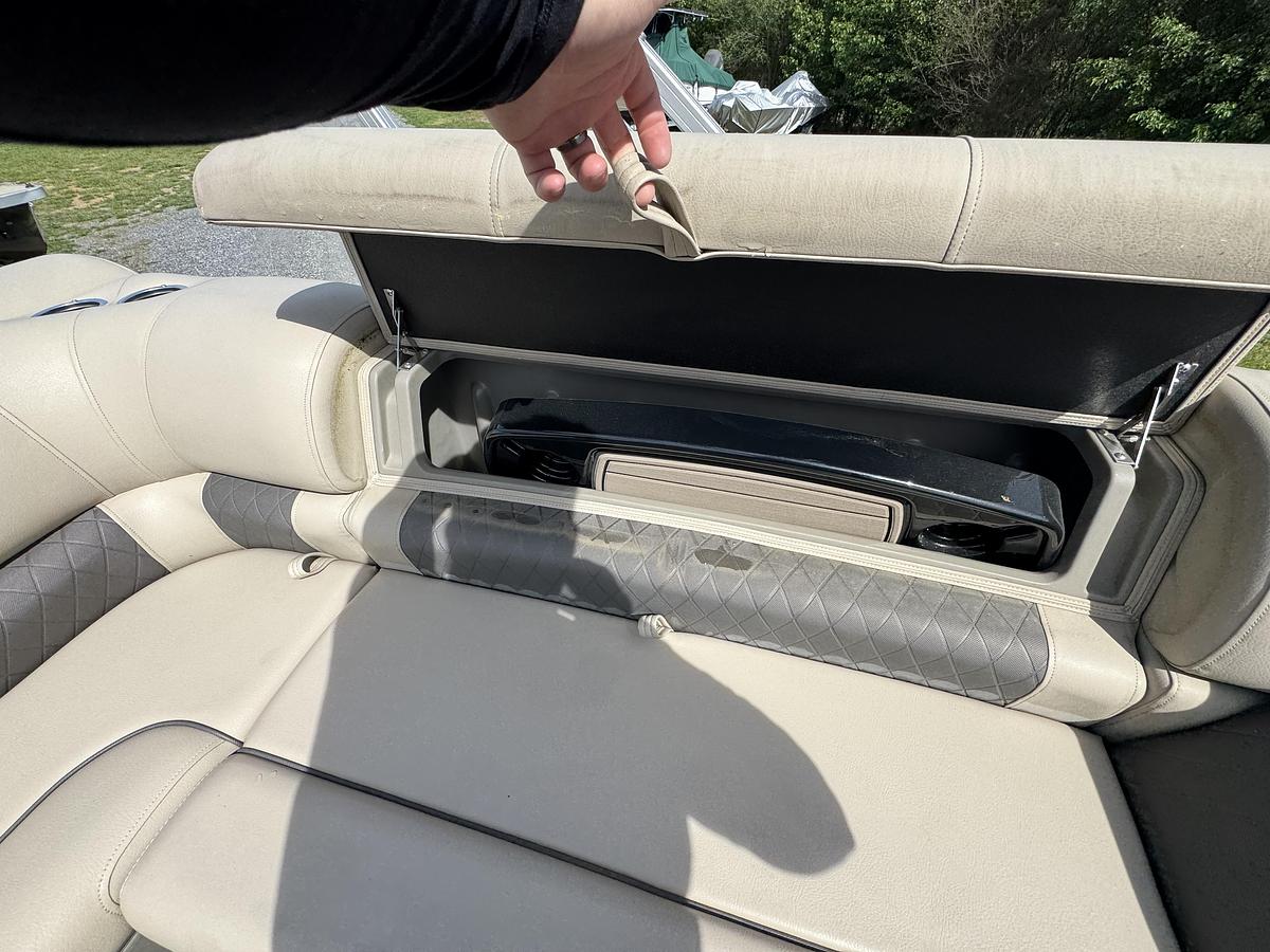 Used Sun Tracker 20 DLX Fishing Barge