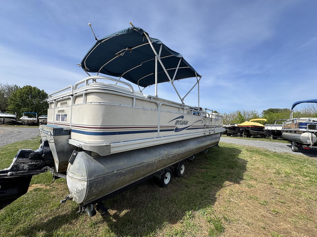 Used 2001 Sylvan Capri 8526