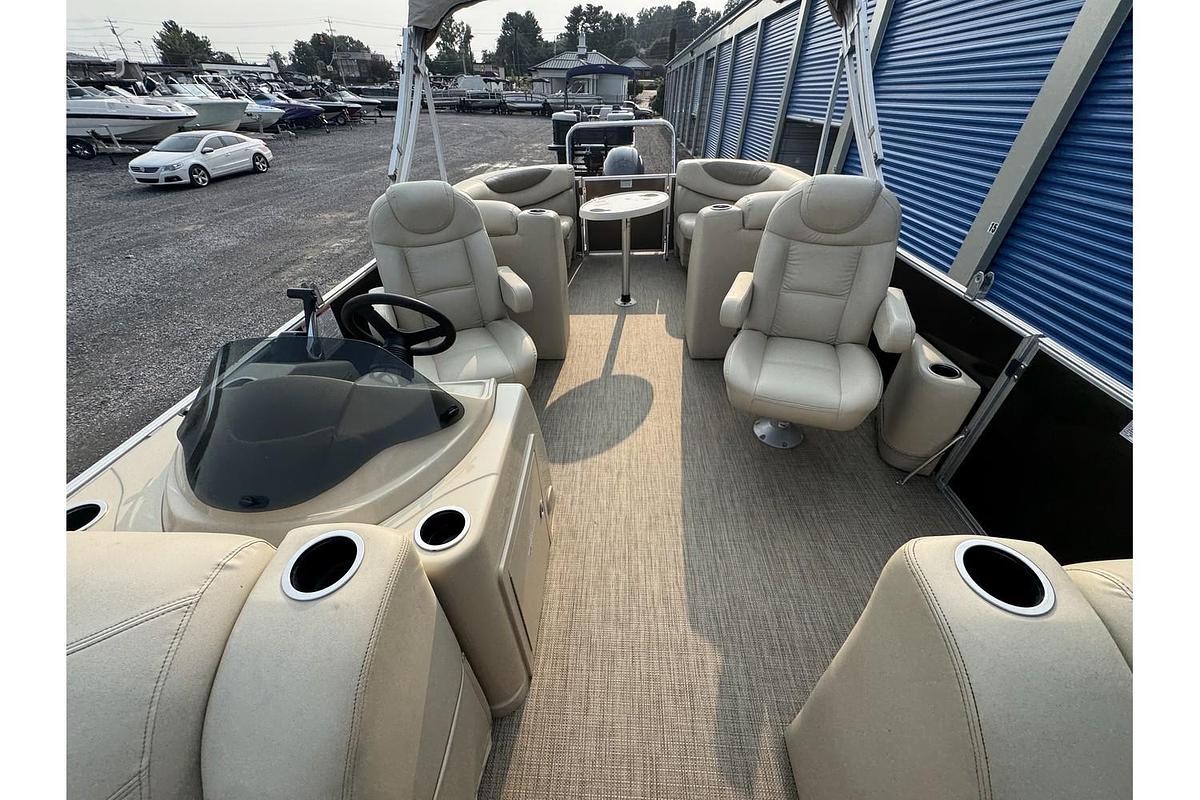 Used 2017 Sylvan Mirage Cruise 8522 LZ