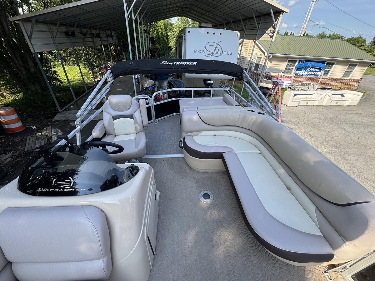 Used 2015 Sun Tracker Party Barge 22 DLX