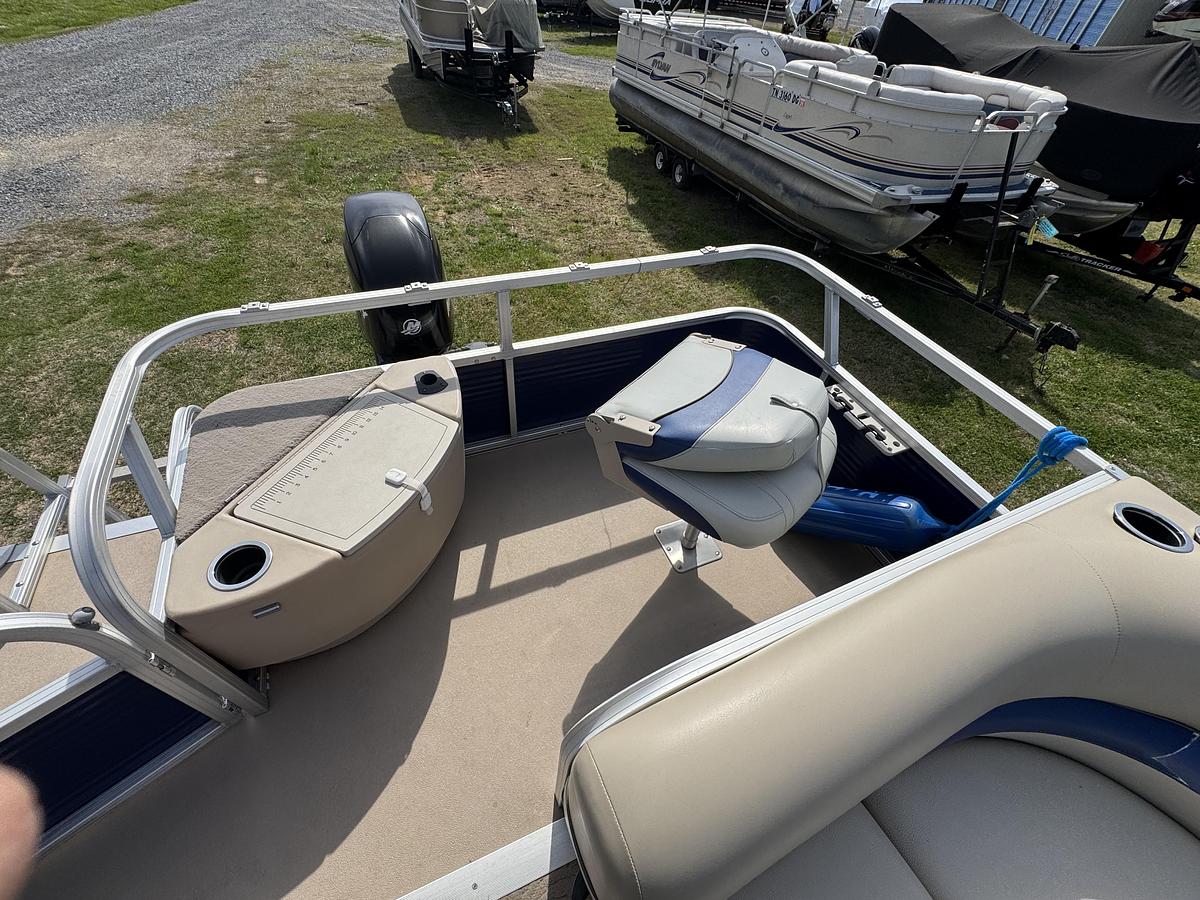 Used Sun Tracker 20 DLX Fishing Barge