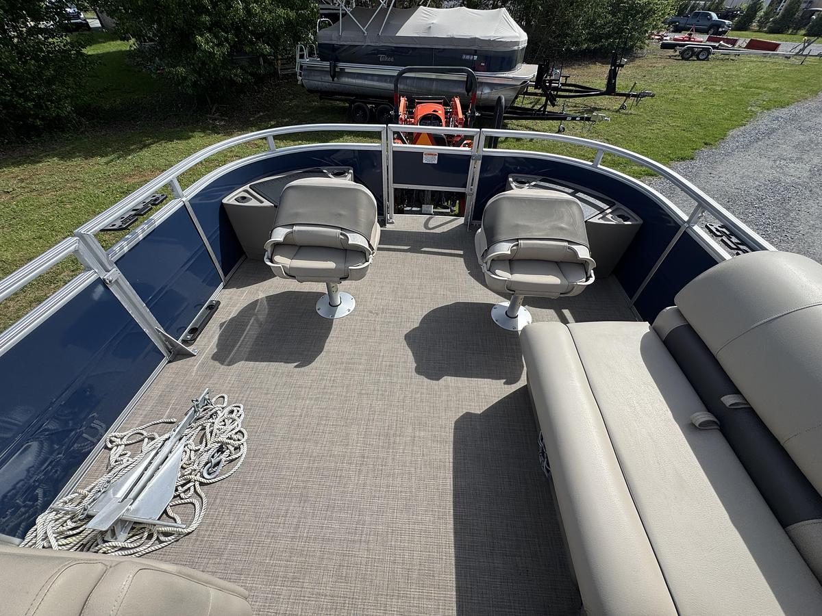 Used Sun Tracker 20 DLX Fishing Barge