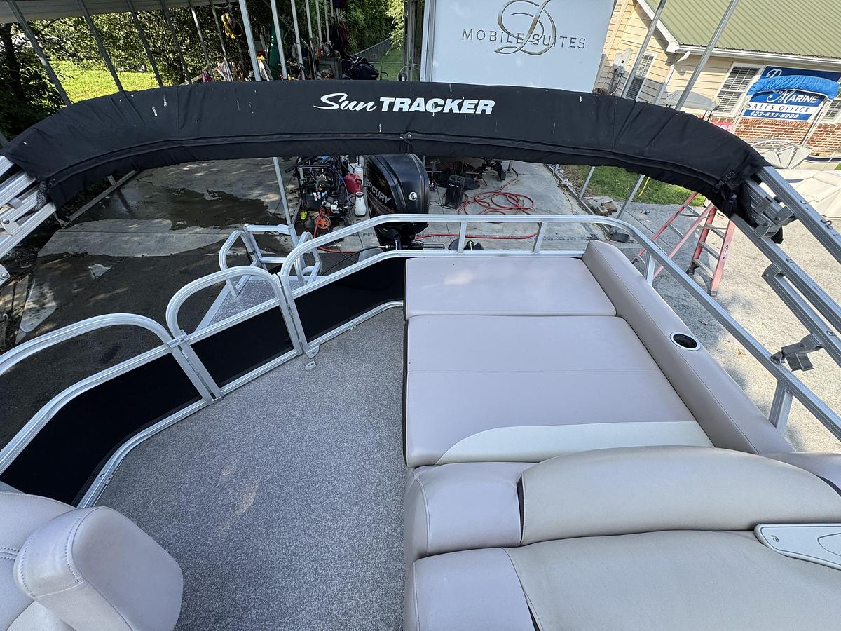 Used 2015 Sun Tracker Party Barge 22 DLX