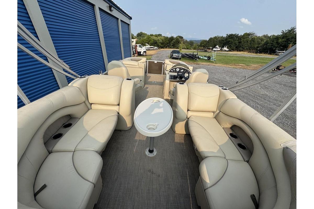 Used 2017 Sylvan Mirage Cruise 8522 LZ