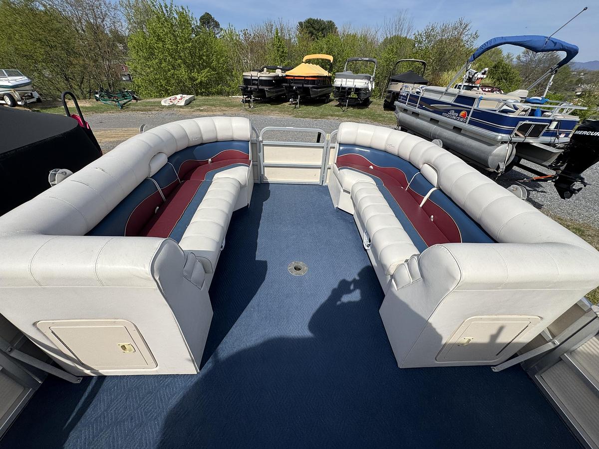 Used 2001 Sylvan Capri 8526