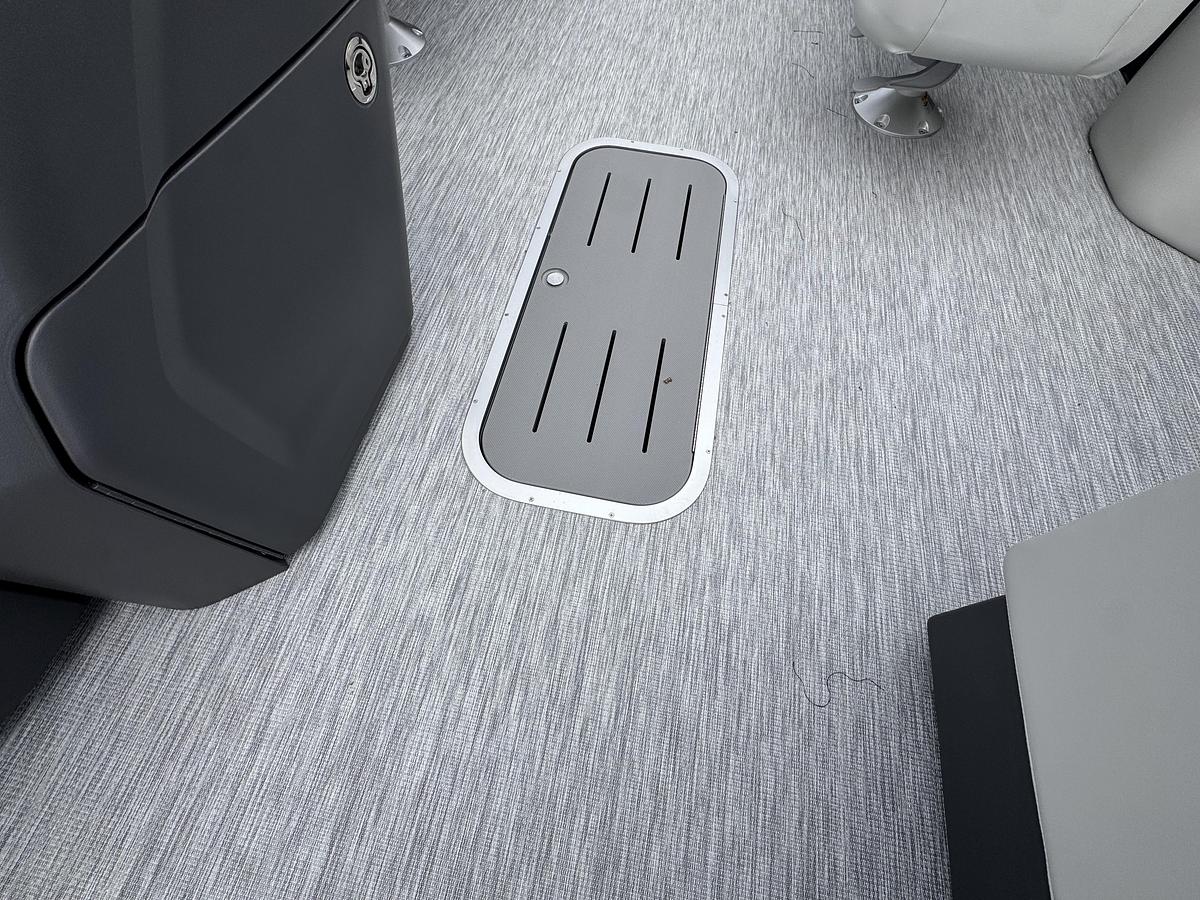 2026 Bennington 22 SSR-Tritoon