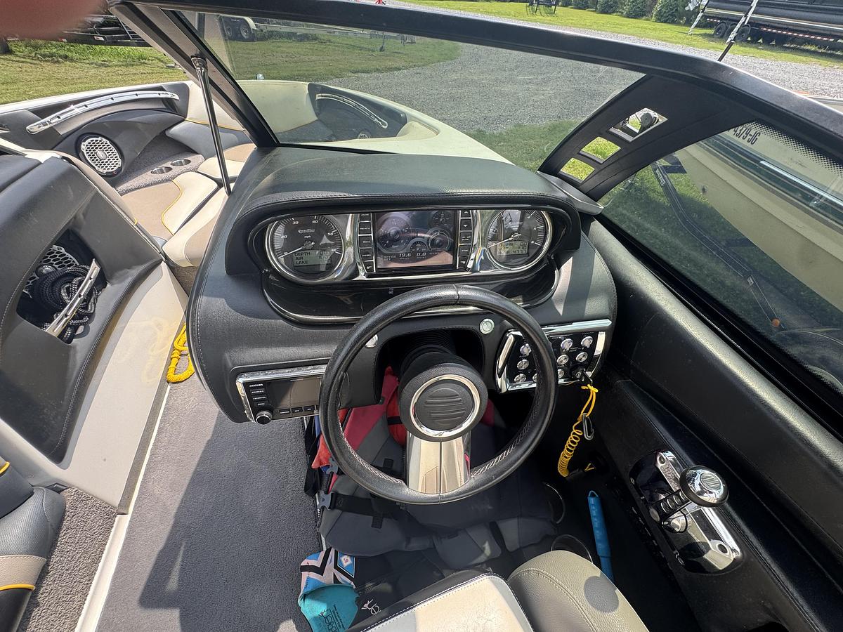 Used 2012 Malibu Wakesetter LSV