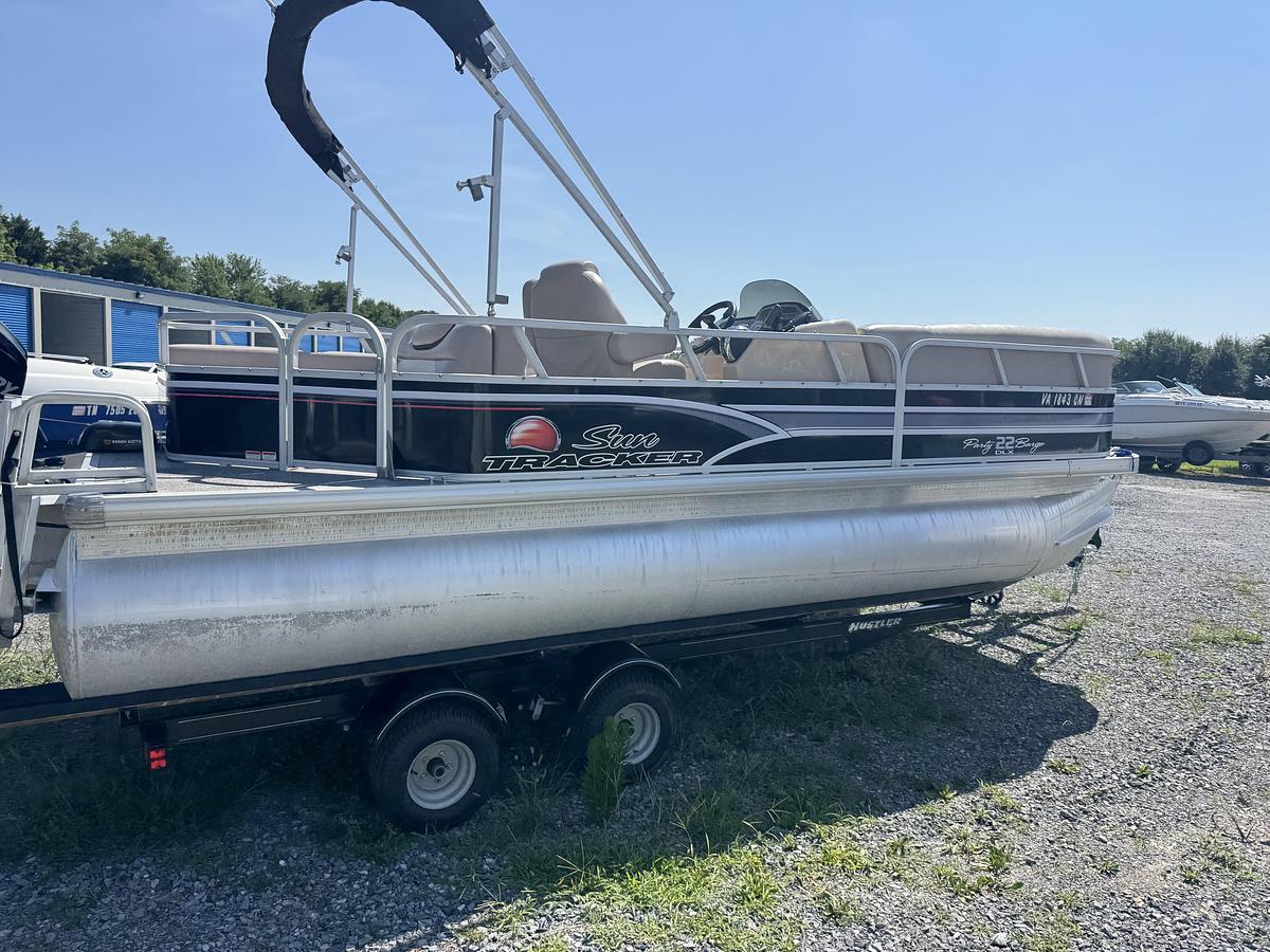 Used 2015 Sun Tracker Party Barge 22 DLX