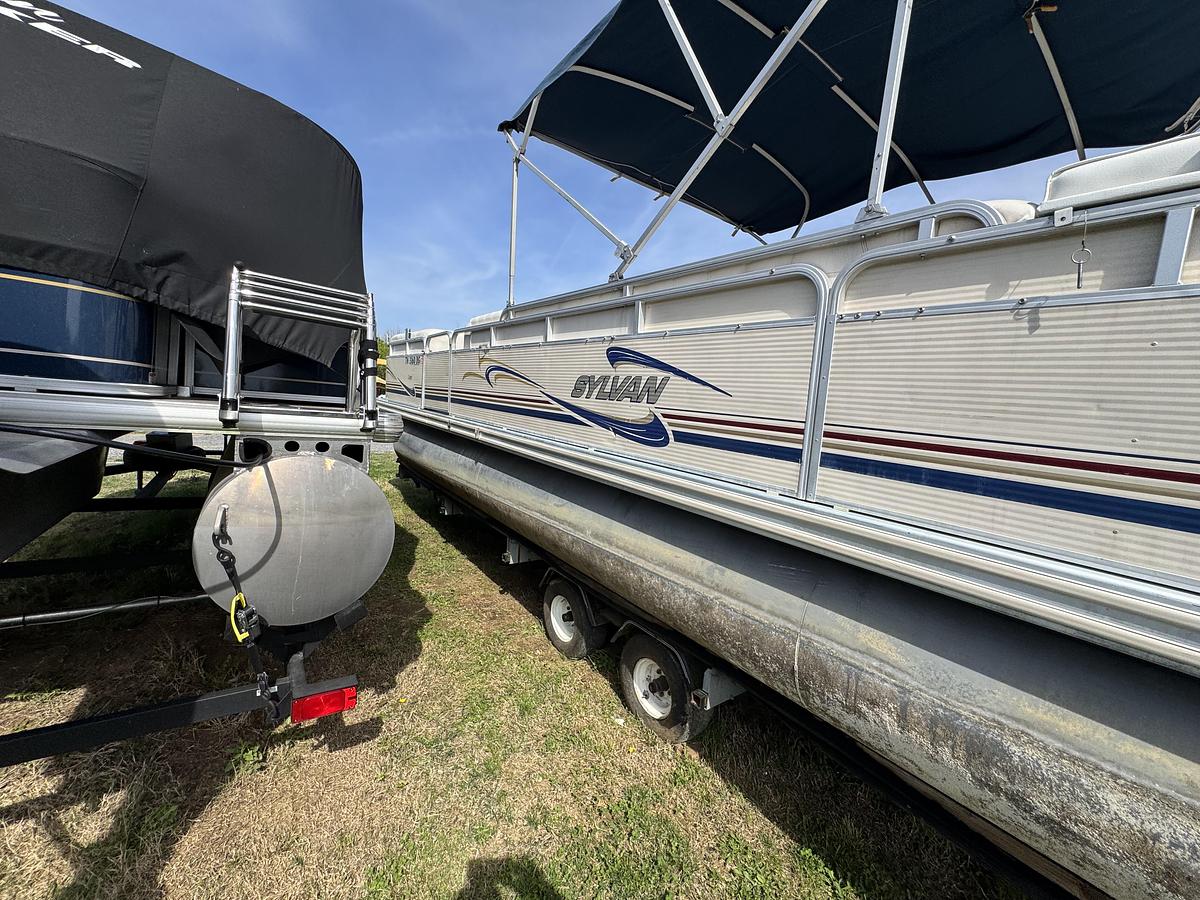 Used 2001 Sylvan Capri 8526