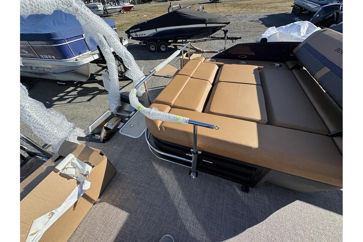 2025 Bennington 24 M Swingback