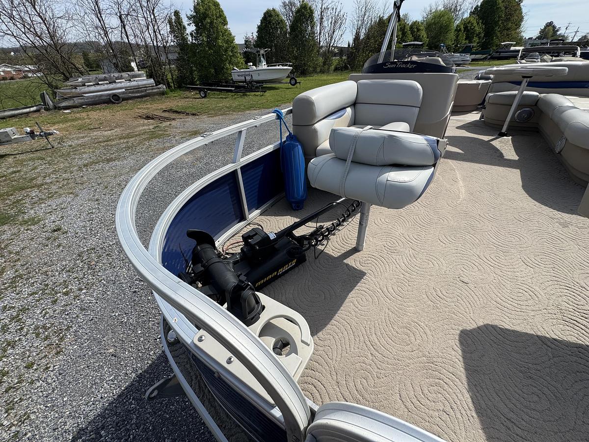 Used Sun Tracker 20 DLX Fishing Barge
