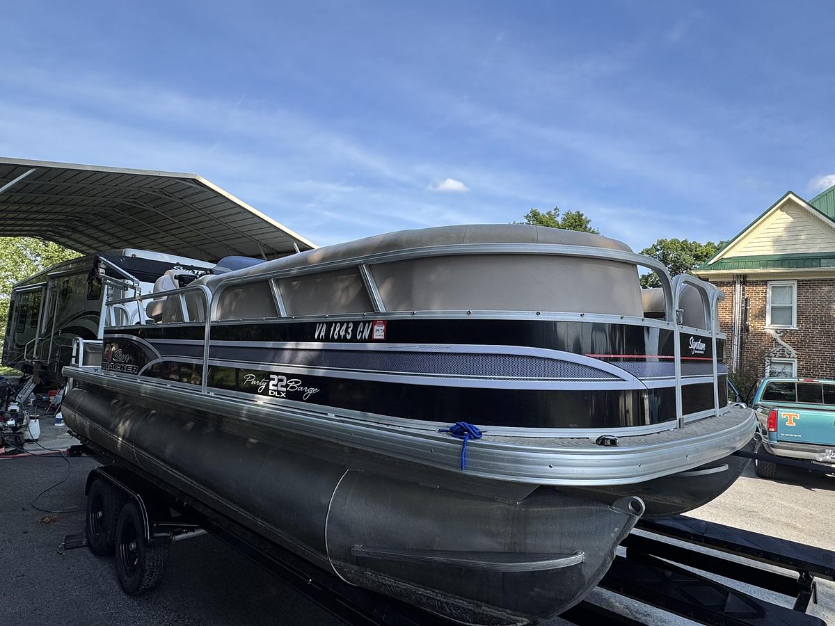 Used 2015 Sun Tracker Party Barge 22 DLX