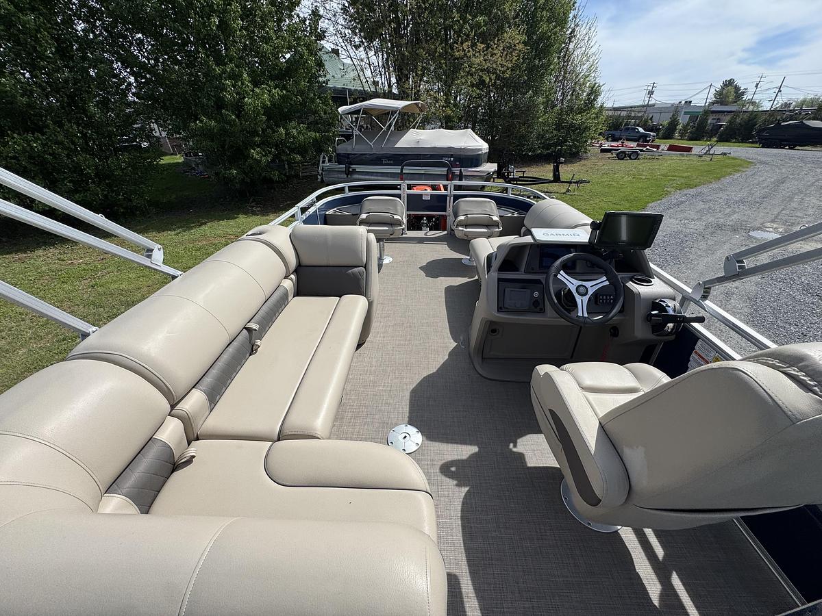 Used Sun Tracker 20 DLX Fishing Barge