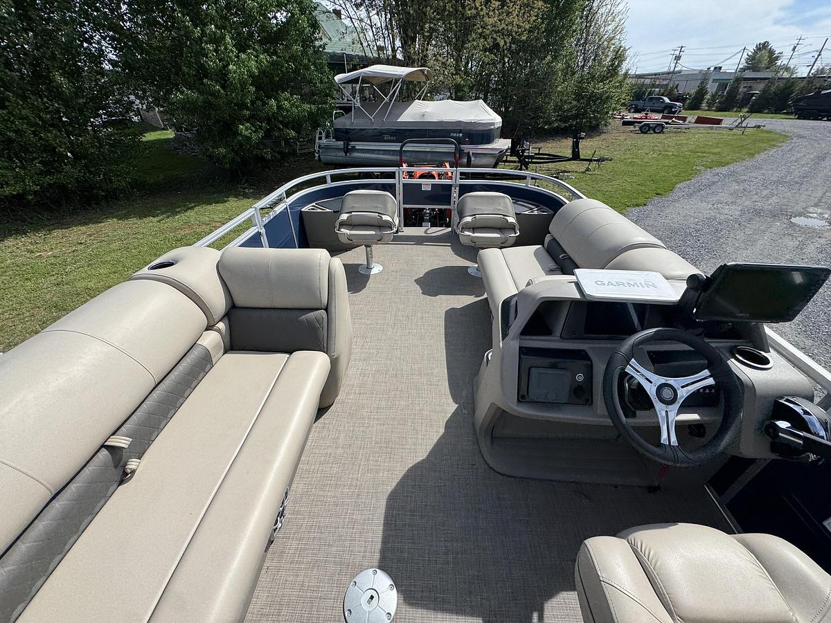 Used Sun Tracker 20 DLX Fishing Barge