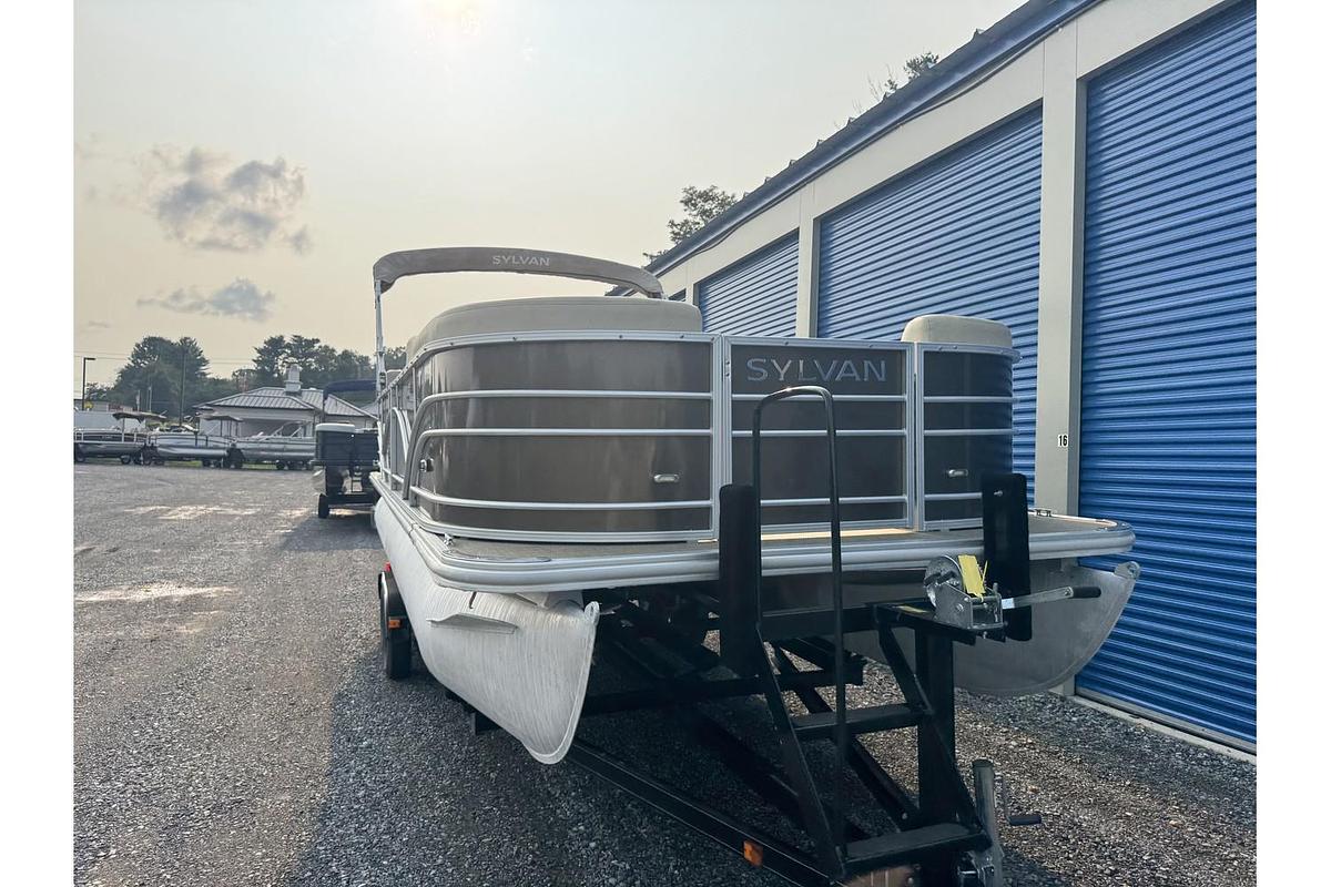 Used 2017 Sylvan Mirage Cruise 8522 LZ