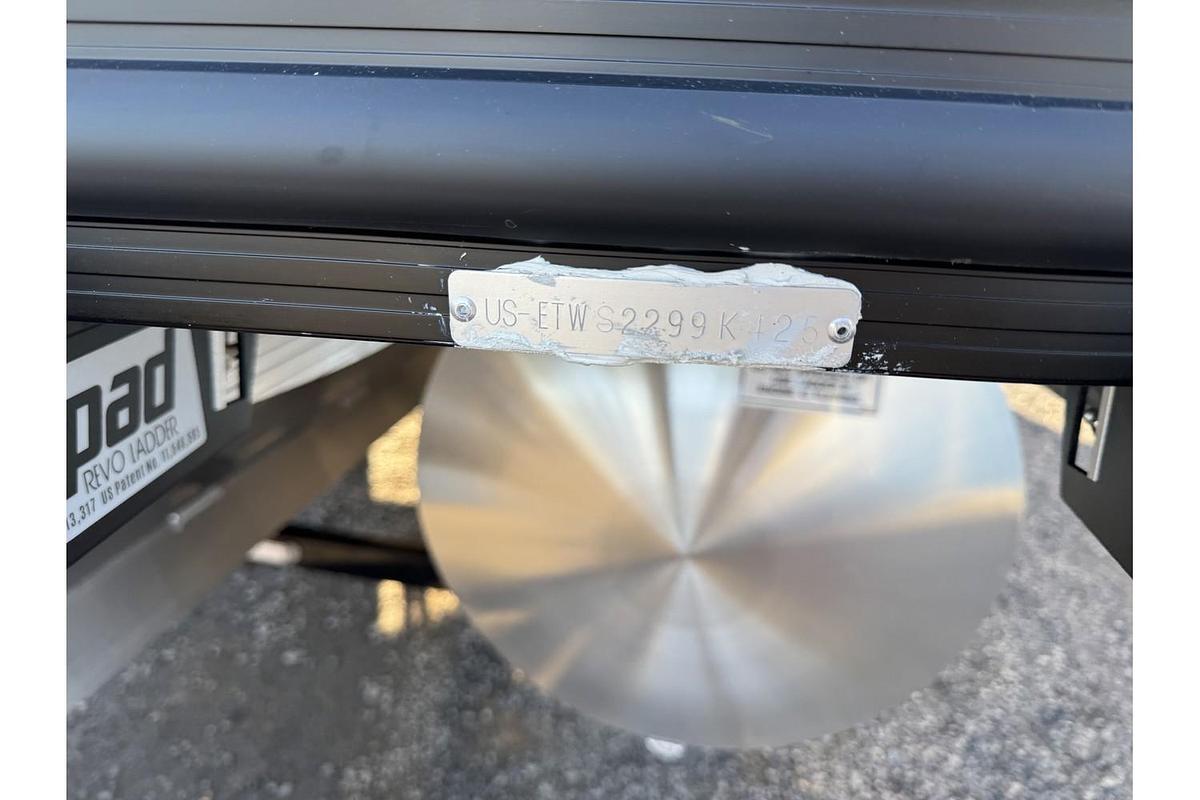 2025 Bennington 24 M Swingback