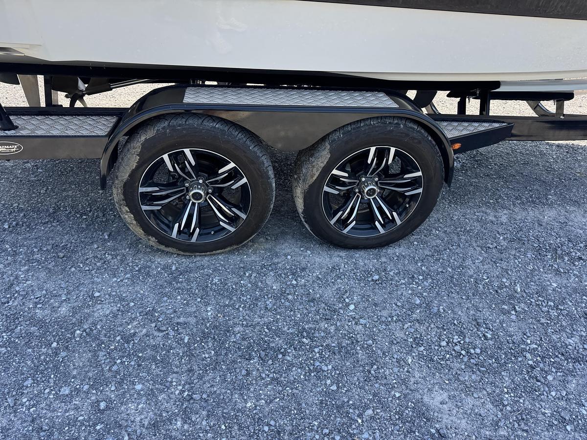 Used 2017 Sea Ray 230 SLX W