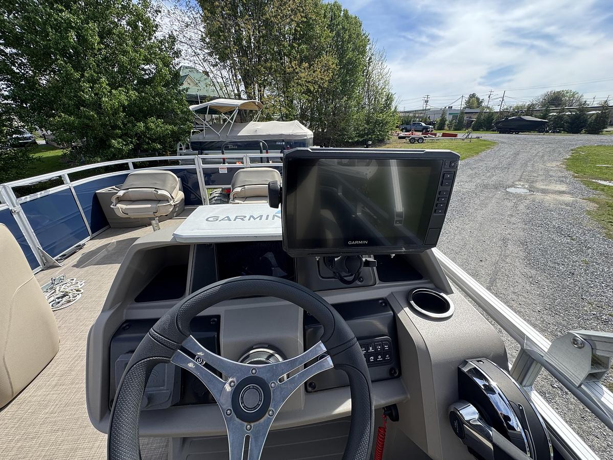 Used Sun Tracker 20 DLX Fishing Barge