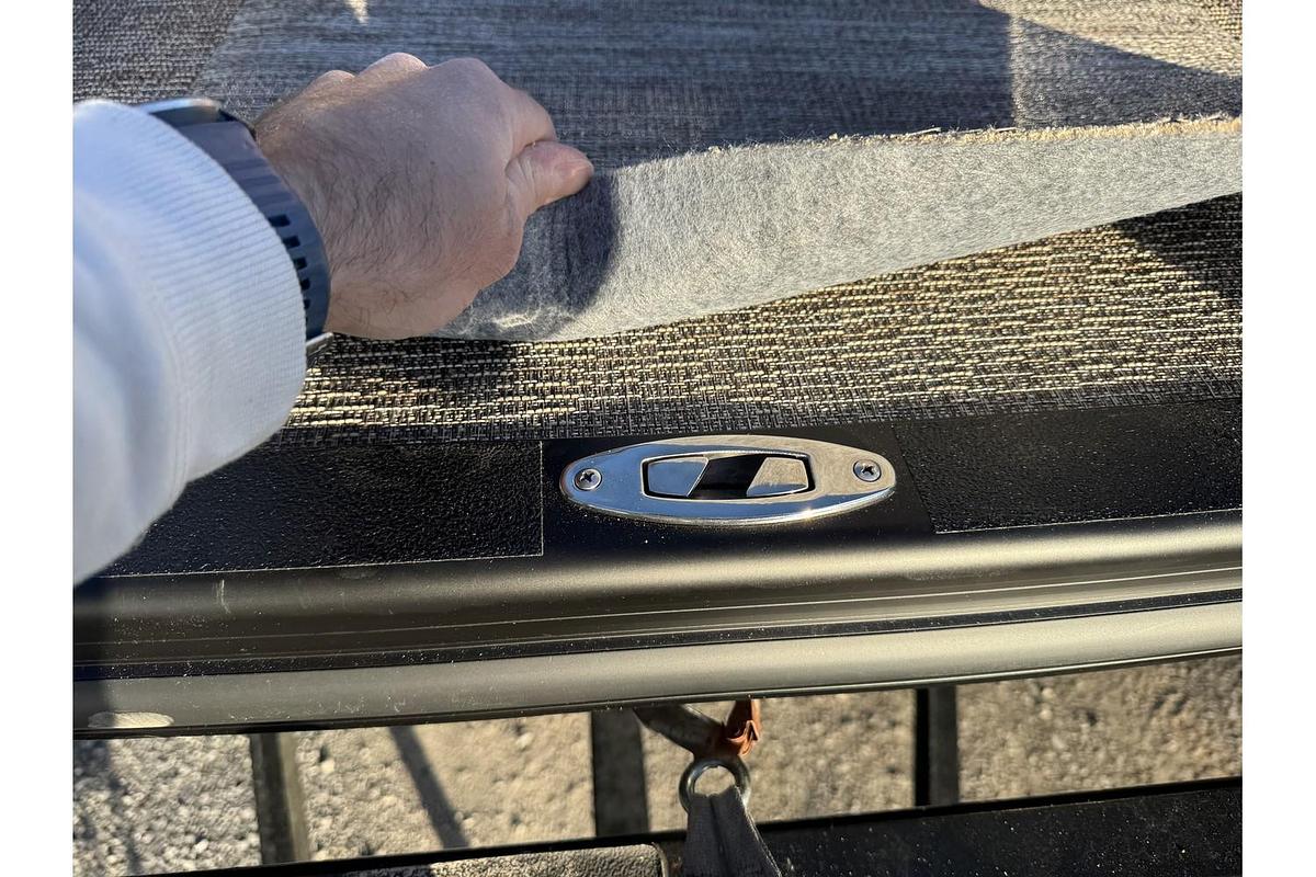 2025 Bennington 24 M Swingback