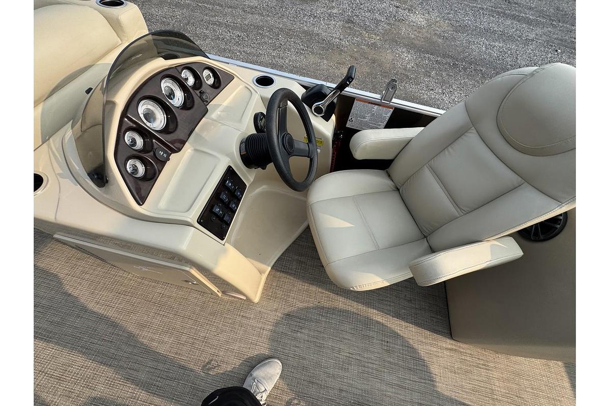 Used 2017 Sylvan Mirage Cruise 8522 LZ