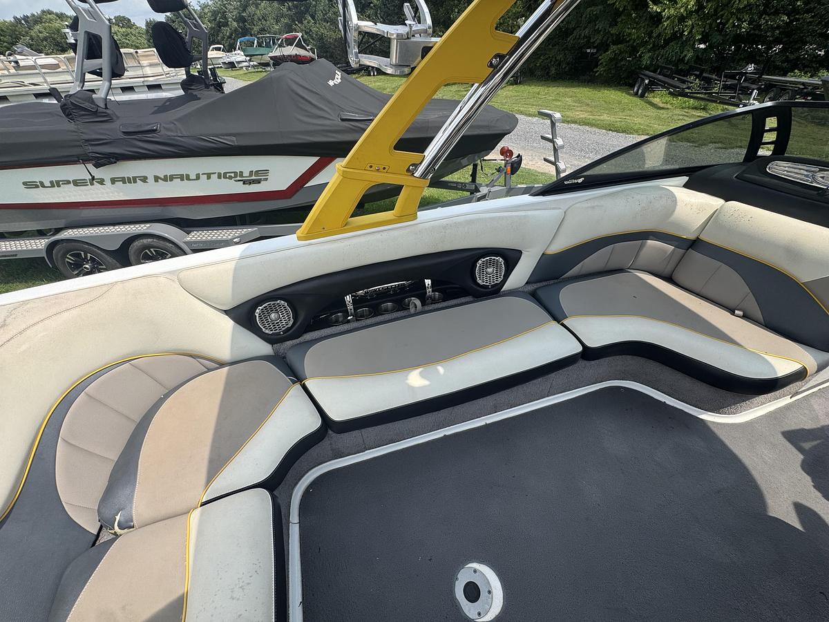 Used 2012 Malibu Wakesetter LSV