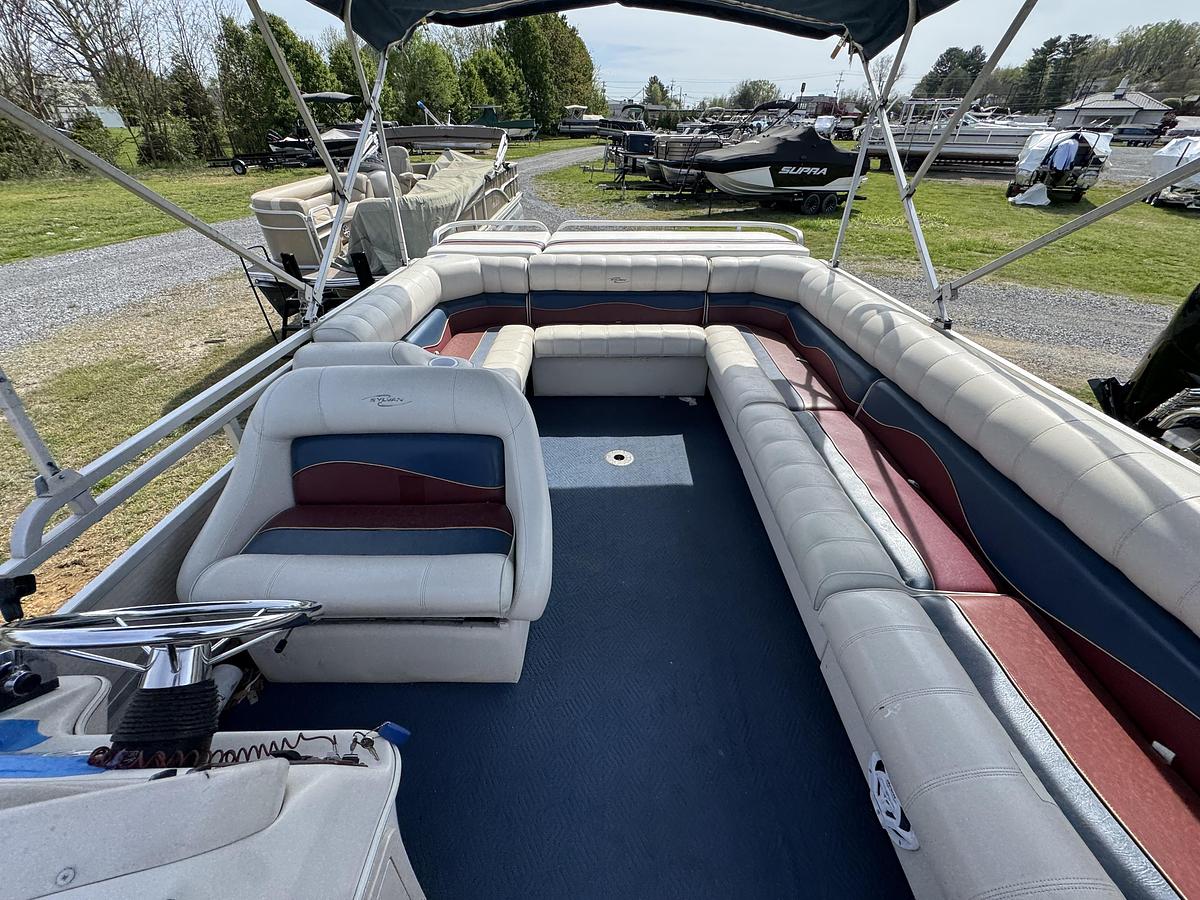 Used 2001 Sylvan Capri 8526