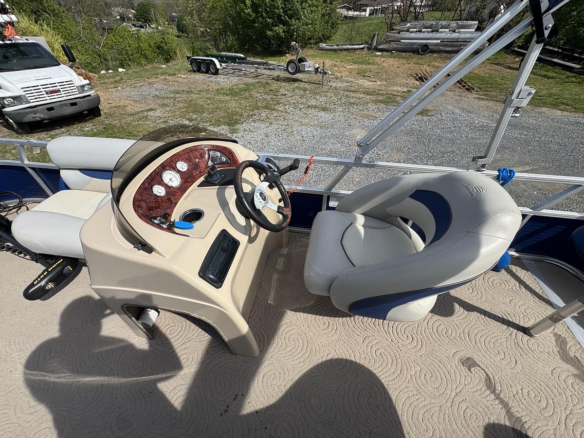 Used Sun Tracker 20 DLX Fishing Barge