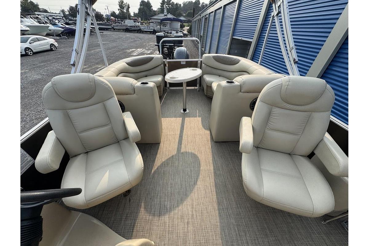 Used 2017 Sylvan Mirage Cruise 8522 LZ