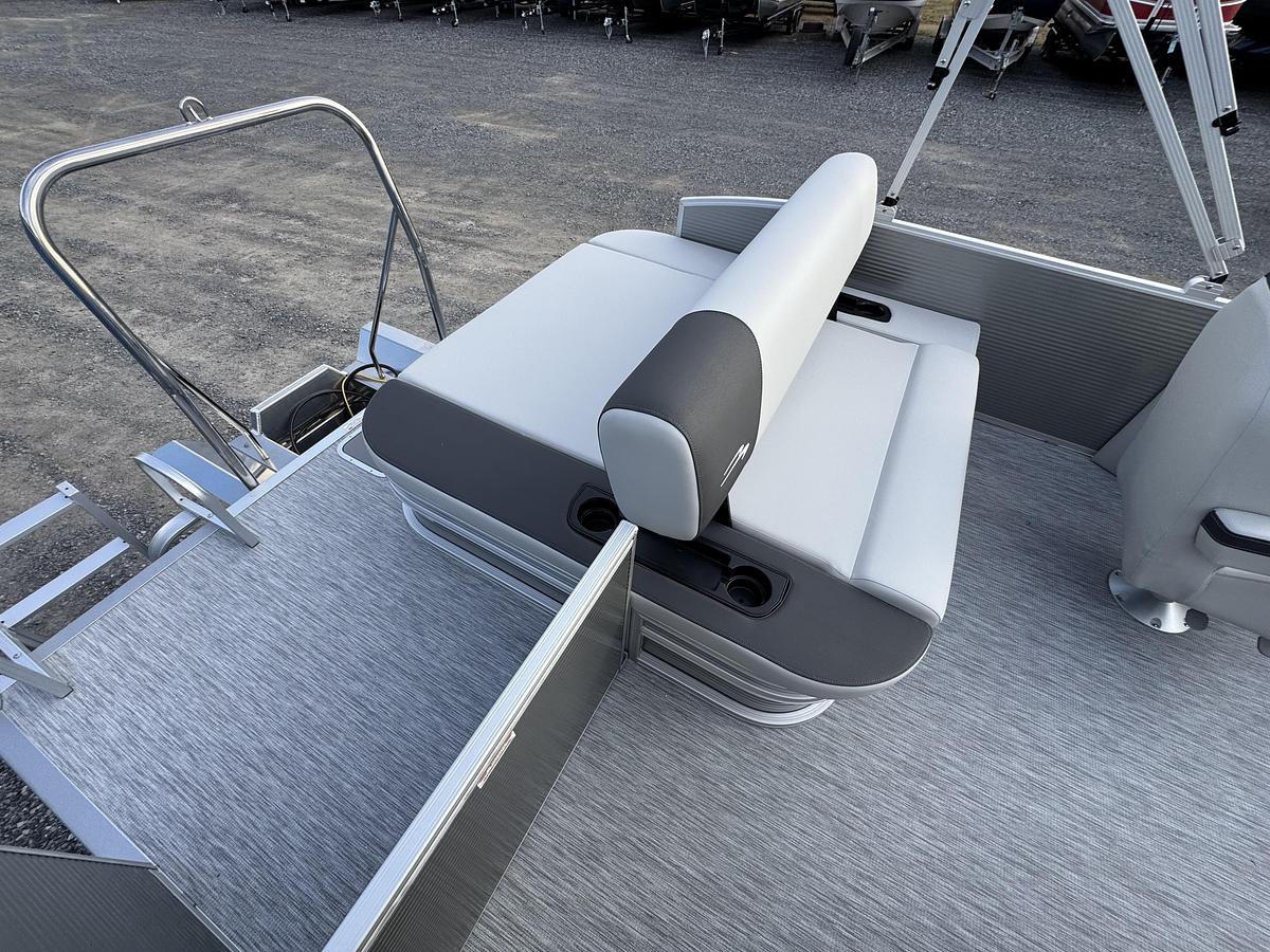 2026 Bennington 22 SSB-Tritoon