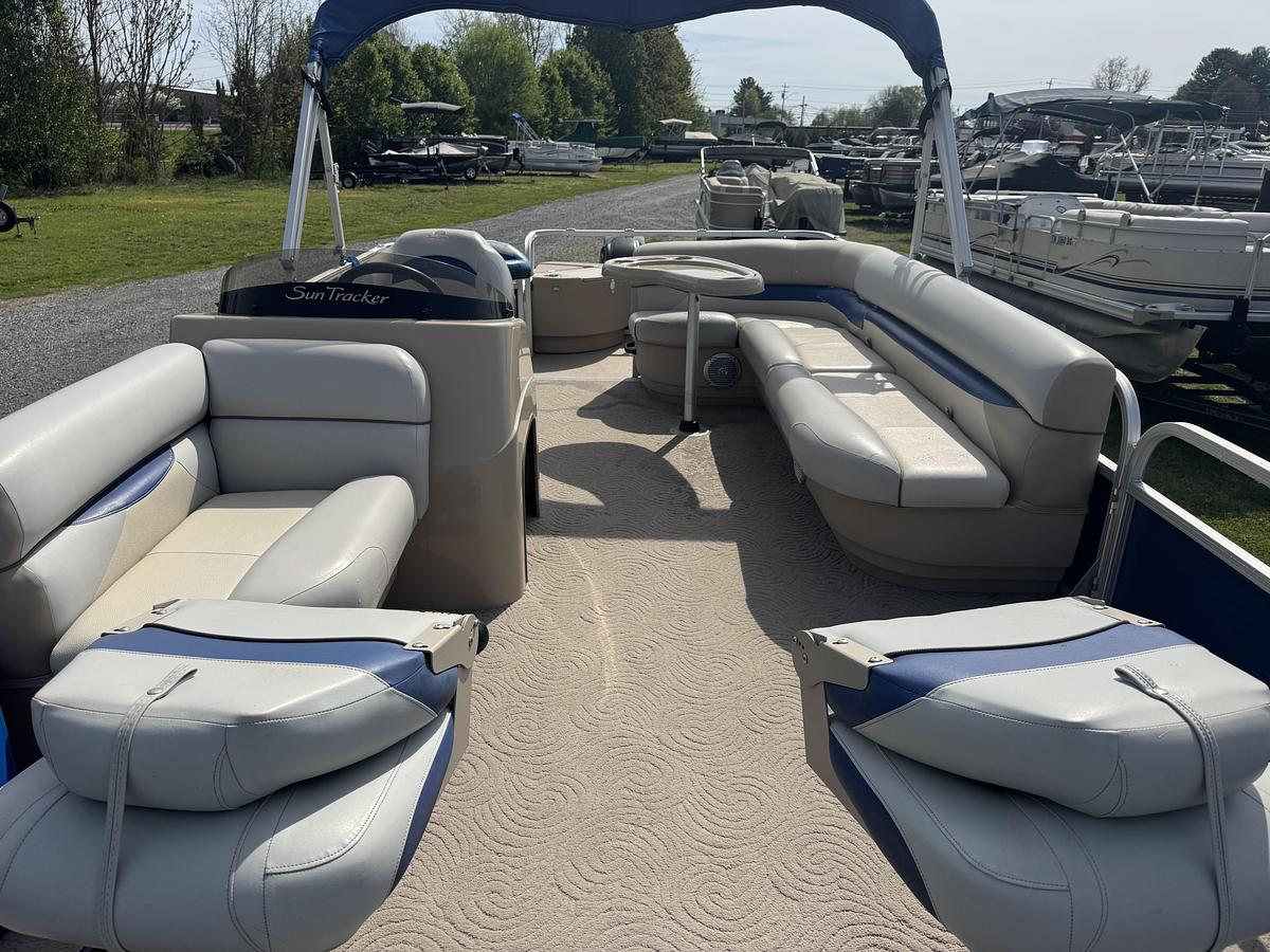 Used Sun Tracker 20 DLX Fishing Barge