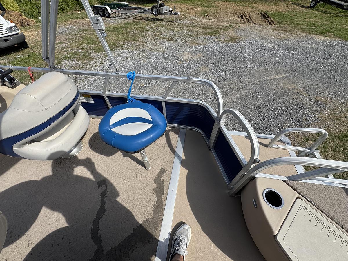 Used Sun Tracker 20 DLX Fishing Barge