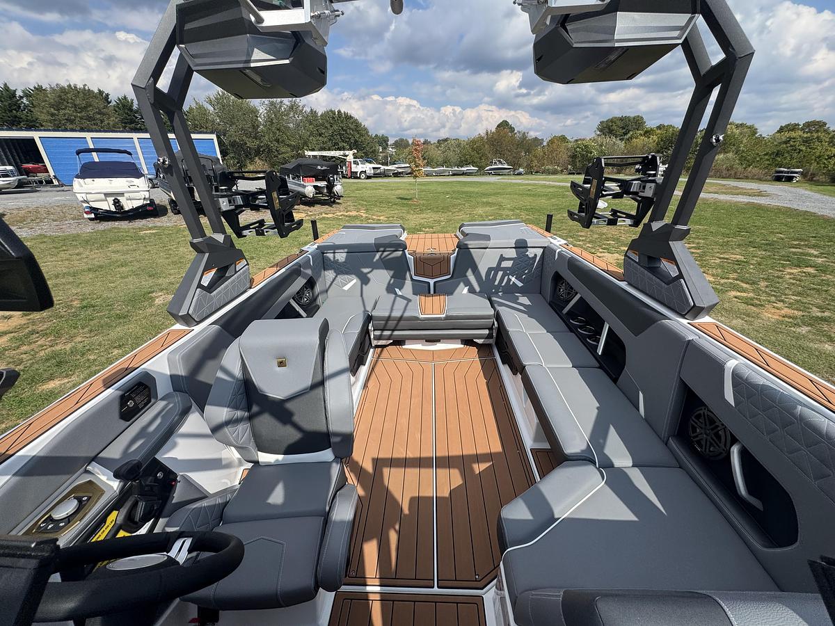 2027 Nautique Super Air GS22
