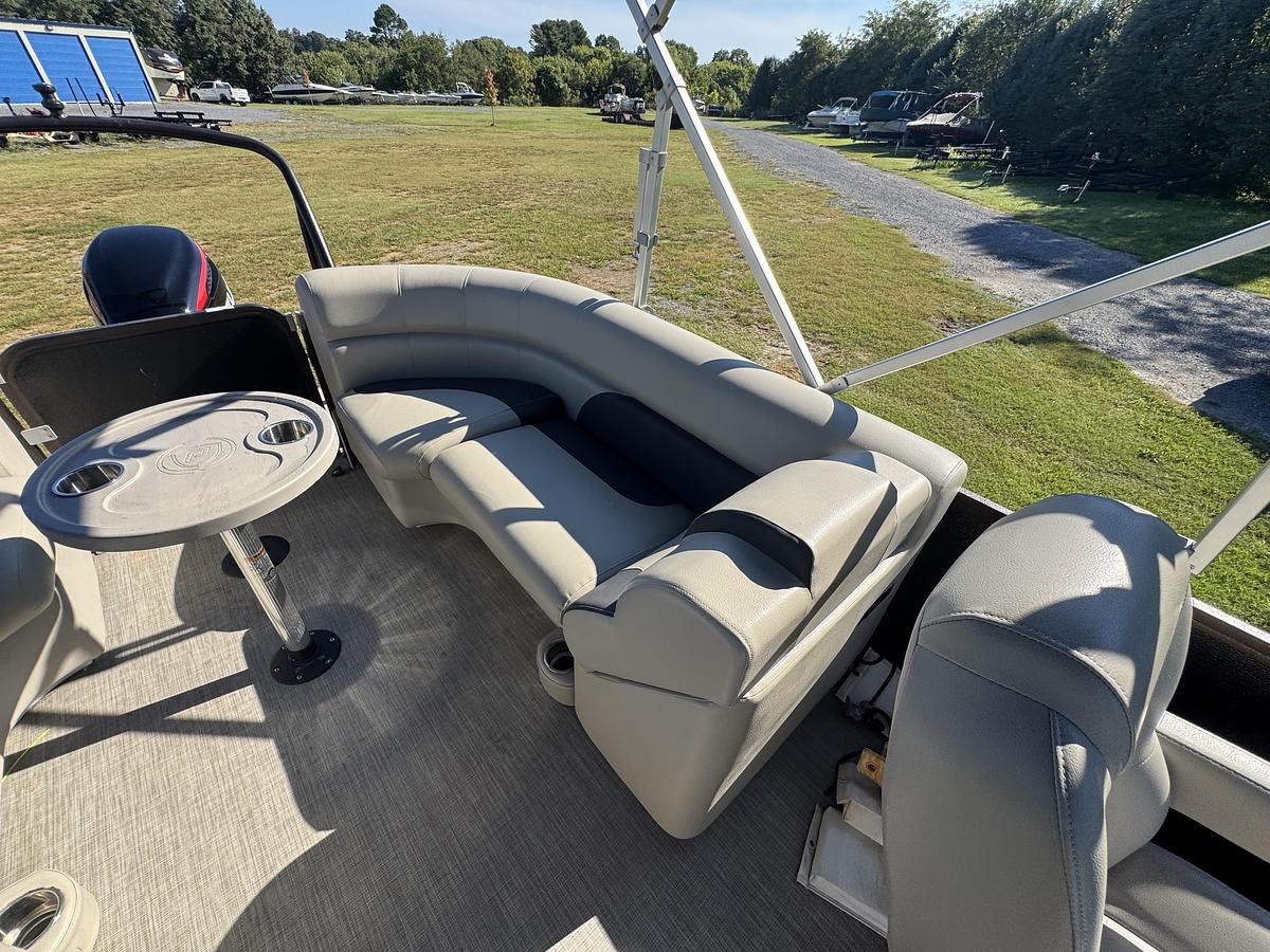 Used 2020 Premier 220 SunSpree RF