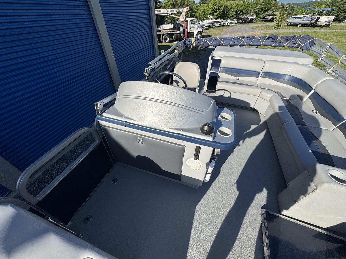 Used 1999 Crest 2200 DL