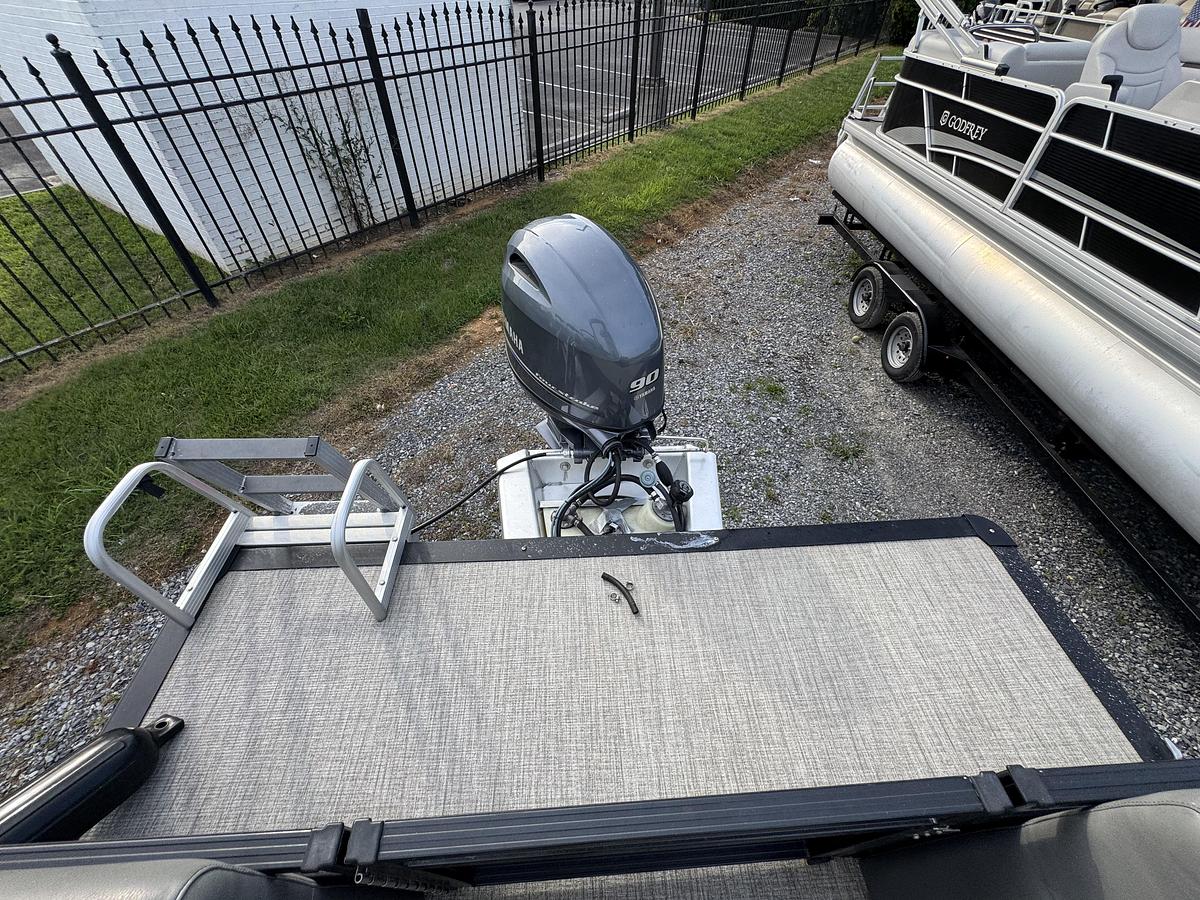 Used 2021 Avalon Venture 2280 QL