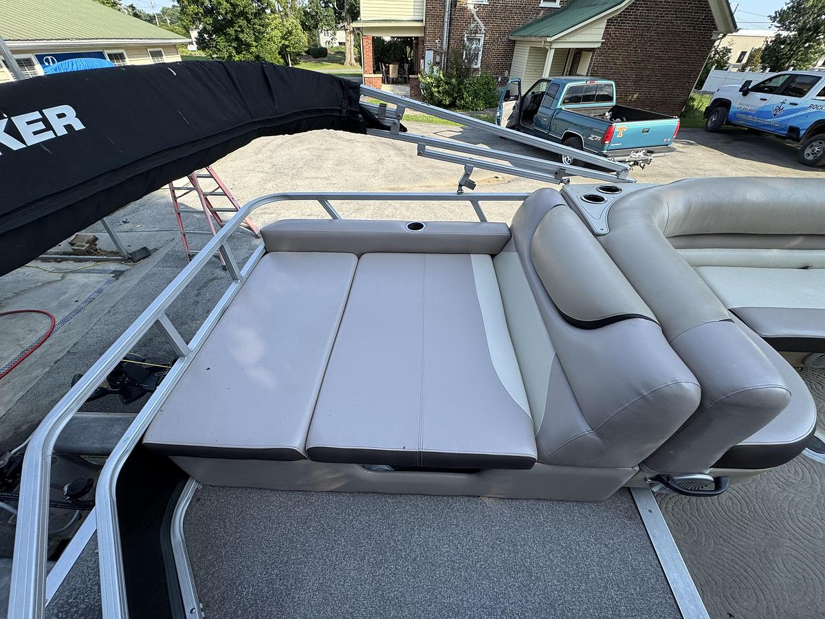 Used 2015 Sun Tracker Party Barge 22 DLX