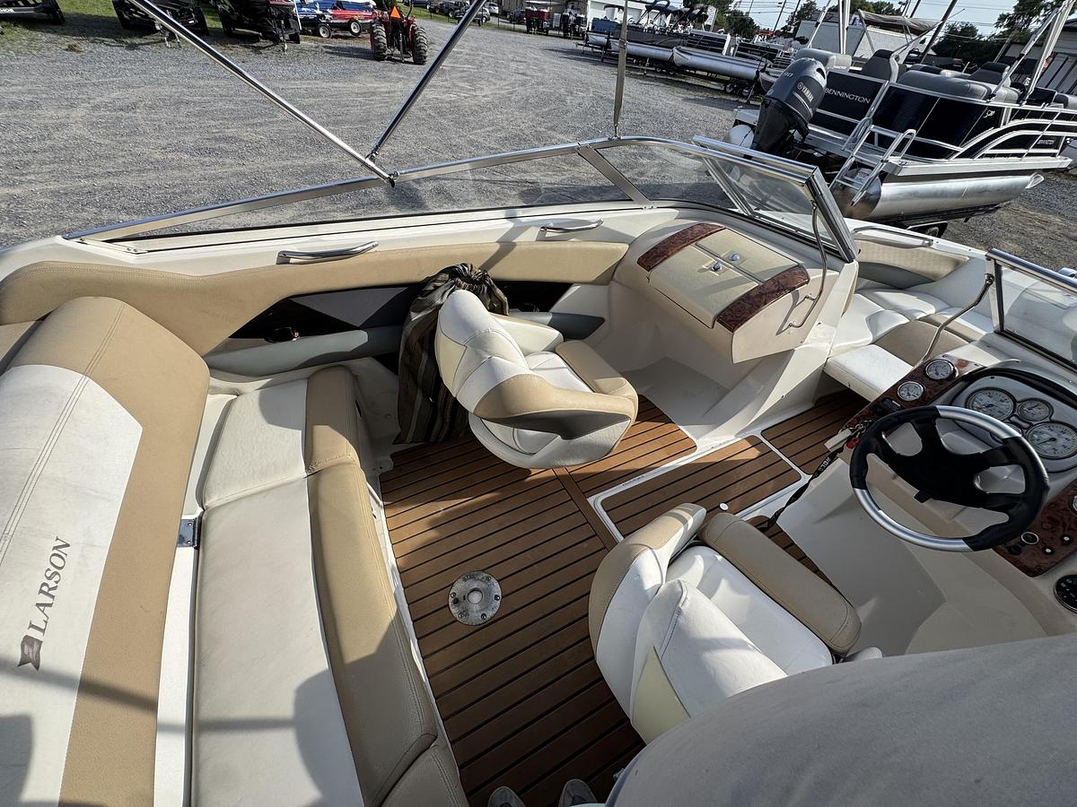 Used 2005 Larson LXI 208